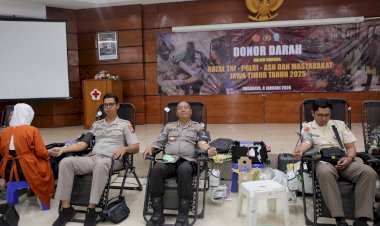Panitia-Natal-TNI-dan-Polri-Gelar-Bakti-Sosial-Donor-Darah-di-PMI-Surabaya